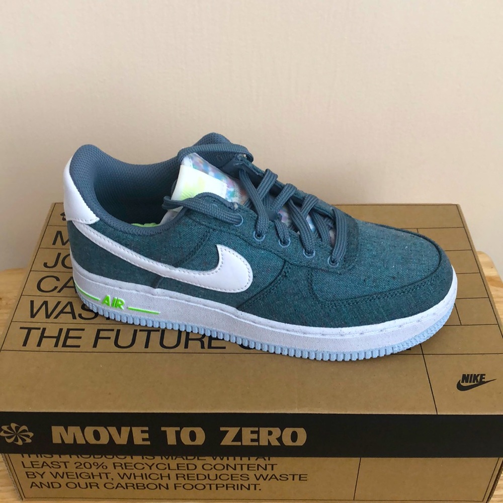 💙💚NIKE AIR FORCE 1 ‘07 SNEAKERS💚💙 - Picture 2 of 8